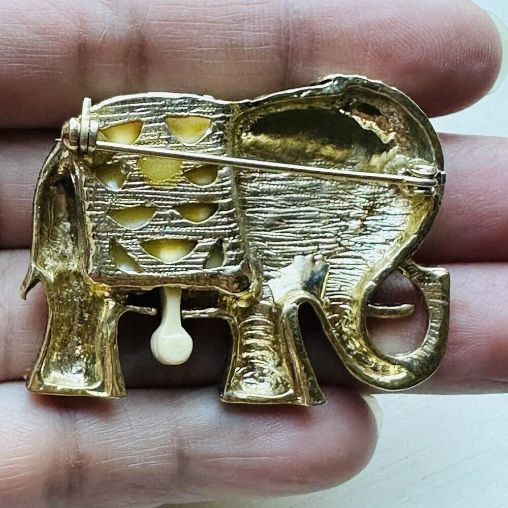 VTG Elephant Brooch‎ Pin 1.75 Inch Gold Tone Textured Clear Rhinestone Trunk Up
